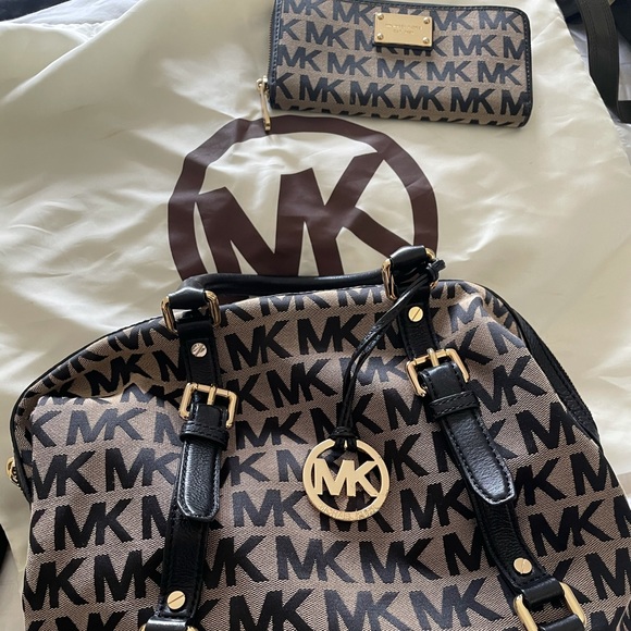 Michael Kors Jet Set Large Continental Crossbody Wallet  MK handbag with wallet